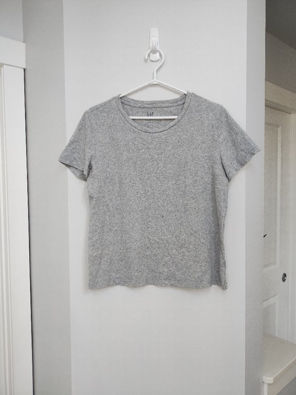 Gap 100% organic cotton med short sleeve tee